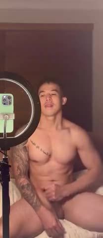 湖北大花臂麒麟臂肌肉男男同志自拍骚浪自慰坐在床尾疯狂撸鸡巴骚气爆棚gv视频