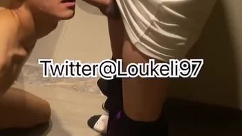 推特网红精神小伙gay酒店自拍调教粉丝踩头舔脚让粉丝吞精喝尿极致淫靡视频