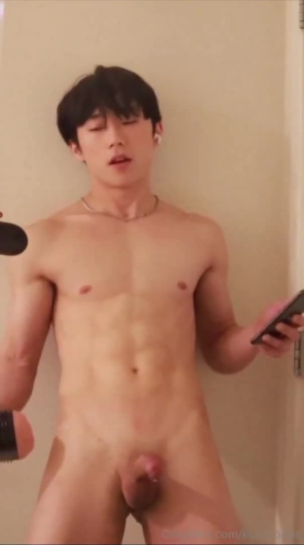 白皙帅气大学生男同志学校宿舍骚浪自慰疯狂打飞机粗壮阳物硬翘到不行骚气爆棚男男视频