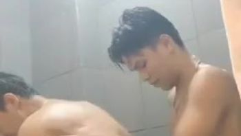 边洗澡边挨操！白皮体育生男同志被基友大鸡巴暴力后入猛操骚屁眼疯狂爆菊男男视频