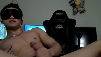 嘴里塞着自己的骚内裤自慰！薄肌体育生男同志骚浪自慰疯狂打飞机贱态毕露gv视频