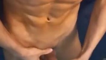 姿势太奇特了！黑皮肌肉男男同志蹲在椅子上骚浪自慰疯狂撸鸡巴骚态尽显男男视频