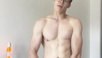 哇塞这也太白了！卷毛精神小伙男同性恋骚浪自慰站在地板上疯狂撸鸡巴骚态尽显视频