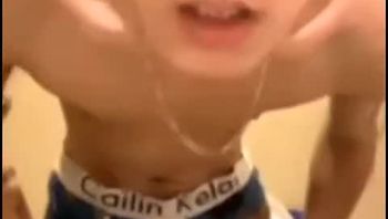 八块腹肌大学生小鲜肉男同志边洗澡边猛撸鸡巴打飞机肉棒翻白眼勾魂诱惑男男视频