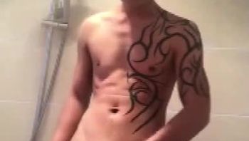 纹身精神小伙男同性恋浴室淫荡自慰边洗澡边撸鸡巴骚气爆棚贱态毕露视频