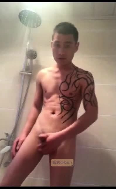 纹身精神小伙男同性恋浴室淫荡自慰边洗澡边撸鸡巴骚气爆棚贱态毕露视频