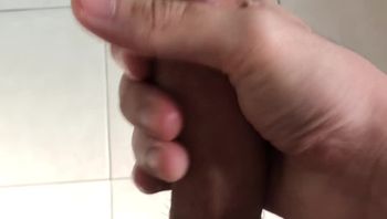 戴眼镜寸头男同志洗手间对镜自拍骚浪自慰疯狂打飞机骚态尽显视频