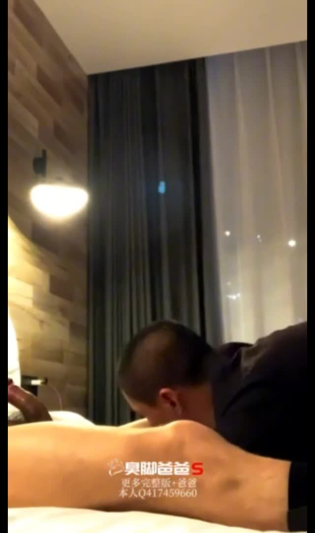 西装寸头痞子男同志与基友激情大战被大肉棒操的骚叫连连贱态尽显视频