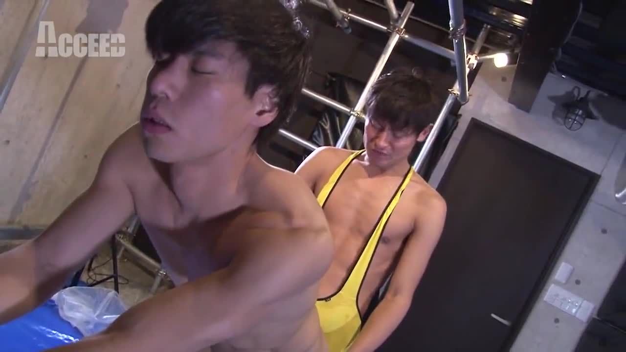 性感背带丁字裤精瘦结实直男同志和基友情趣性交视频