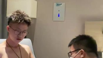 湖北恩施精神小伙gay边看黄片边被男技师疯狂撸鸡巴鸡鸡调教视频