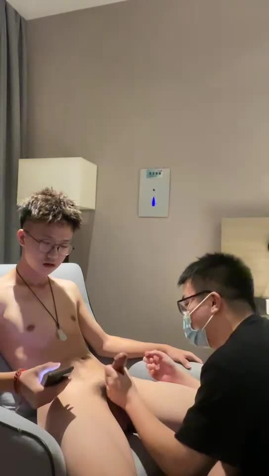 湖北恩施精神小伙gay边看黄片边被男技师疯狂撸鸡巴鸡鸡调教视频
