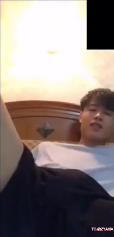 酷迪咖啡店店员小鲜肉男同性恋下班后居家骚浪自慰疯狂撸鸡巴骚态尽显视频