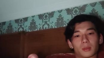 侧分头肌肉男男同志休假在家骚浪自慰疯狂撸管被精液喷溅满身贱态毕露男男视频