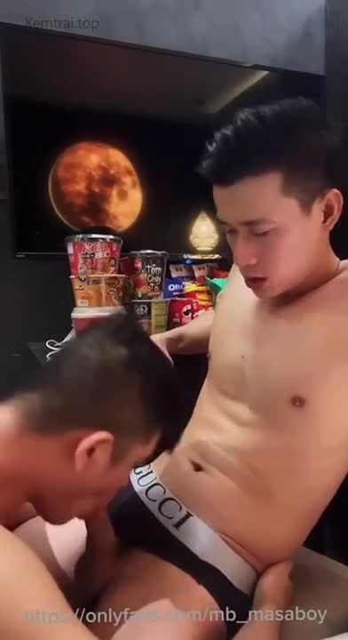 被操到乳房都变红了肉壮男同志与基友公寓大战被大肉棒疯狂抽插屁穴gv视频