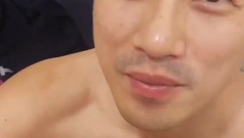 已婚男中年男男同志边骚浪自慰疯狂撸管边猛吃基友的粗壮阳物深喉吃大屌贱态勾魂gv视频