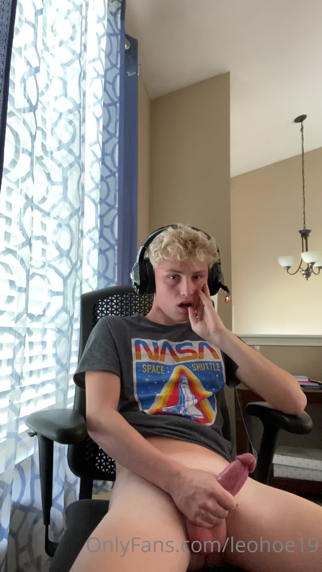 欧美金发大屌体育生gay狂撸鸡巴一脸的淫荡发骚样子猛喷射精液极致淫靡视频