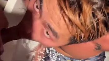 黄毛男同志cos美人鱼在浴缸内被摄影师大鸡巴疯狂抽插嘴巴暴力口交骚态尽显男男视频