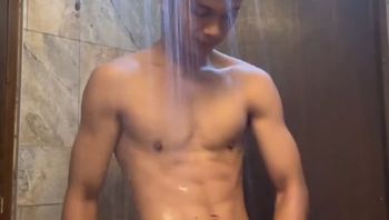 欧美卷毛精神小伙男同性恋在浴室里边洗澡边疯狂撸鸡巴骚浪自慰视频