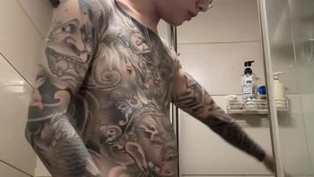 满身都是纹身的眼镜精神小伙男同志在浴室里骚浪自慰疯狂打飞机极致淫靡男男视频