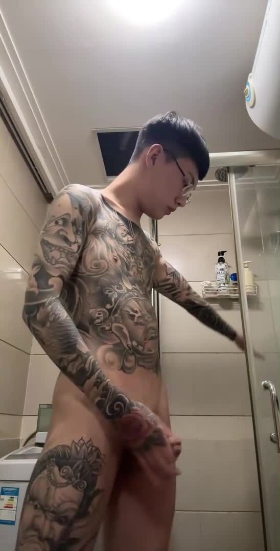 满身都是纹身的眼镜精神小伙男同志在浴室里骚浪自慰疯狂打飞机极致淫靡男男视频