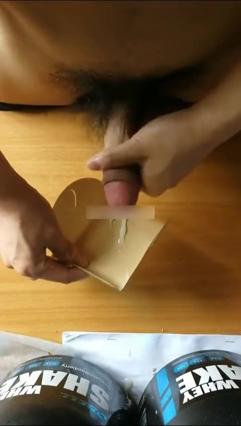 帅气健身教练男同志每天锻炼后在家不同环境打飞机自撸喷尿射精视频