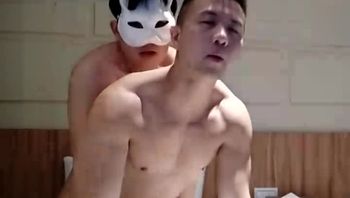 肉壮肌肉男gay被戴面具基友大肉棒疯狂爆菊肛交高潮骚气爆棚视频