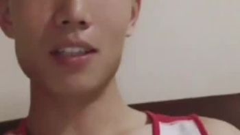 迷彩裤体育生男同志居家自拍骚浪自慰疯狂撸自己的大肉棒贱态尽显gv视频