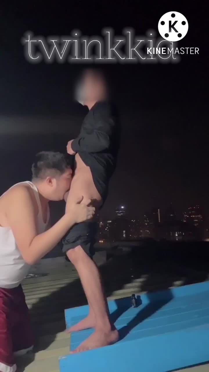 黑衣骚男和肉壮骚gay在屋顶暴力口交吞屌撸射视频