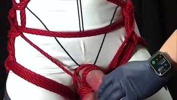 赛车服精神小伙gay被男技师捆绑调教疯狂撸鸡巴骚态毕露视频