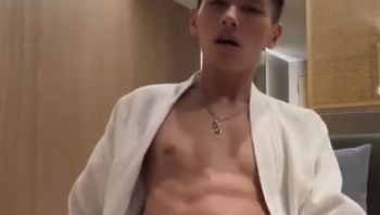 帅气肌肉男模男同性恋酒店自拍淫荡自慰疯狂撸肉棒贱态毕露视频