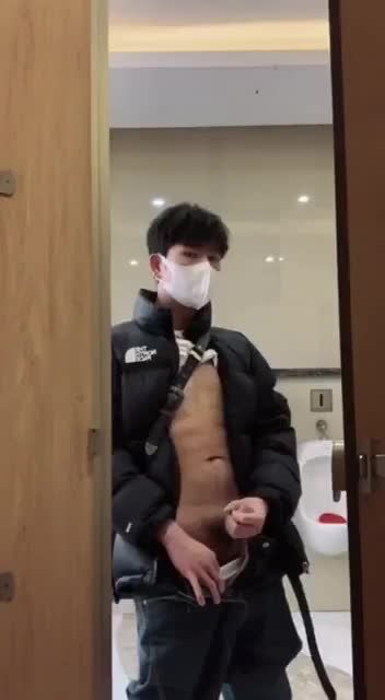 戴耳环大学生男同性恋公共厕所骚浪自慰疯狂撸管视频