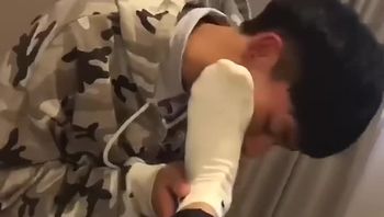 帅气骚gay嫩弟SM跪舔大臭脚极限深喉吞屌吞尿颜射视频