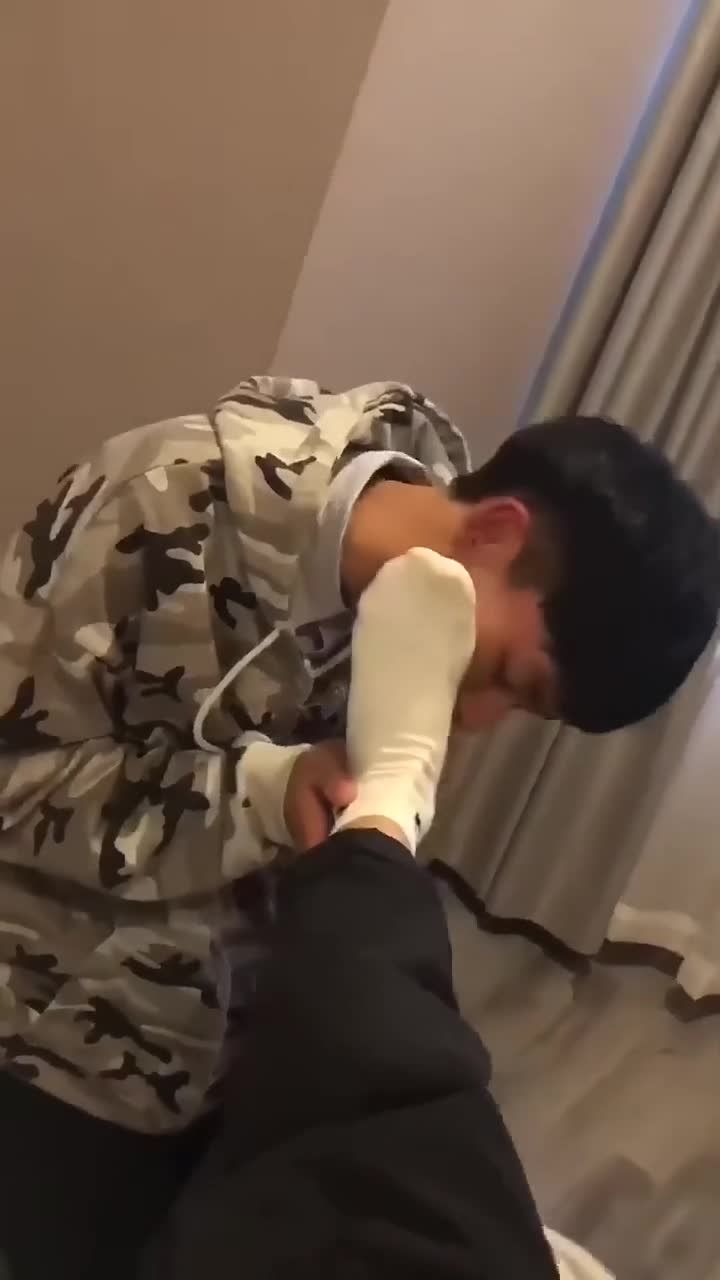 帅气骚gay嫩弟SM跪舔大臭脚极限深喉吞屌吞尿颜射视频