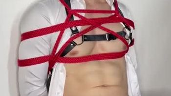 酷帅腹肌男gay被SM捆绑控射榨精边搓屌视频