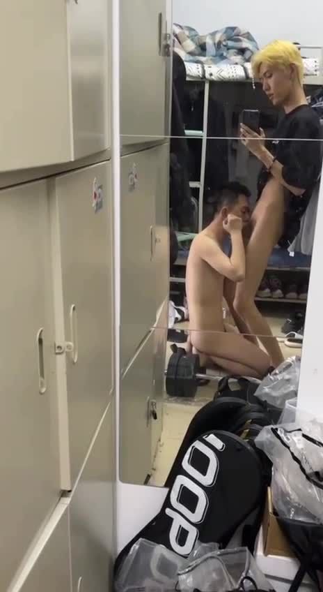 寸头大学生男gay和黄毛室友在宿舍刺激肛交喷精GV视频