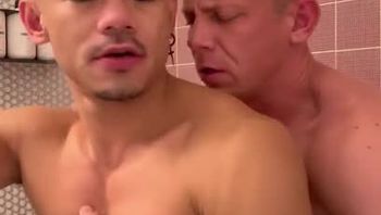 欧美精壮肌肉猛男同志和好基友在浴室激情操屁眼视频，