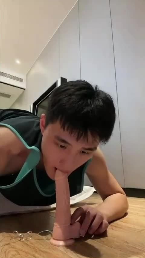 骚狗体育生男同志疯狂舔舐假鸡巴骚气爆棚贱态毕露gv视频