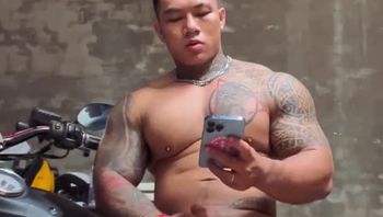 和心爱的篮球一起自慰！体育生肌肉男男同性恋居家骚浪自慰疯狂打飞机视频