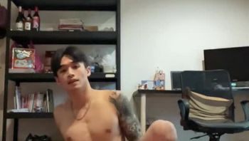 纹身麒麟臂肌肉男男同性恋居家自拍淫荡自慰疯狂撸鸡巴贱态尽显视频