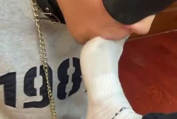 金主爸爸调教00后小奶狗舔足戴上扩口器深喉被操男同性恋视频