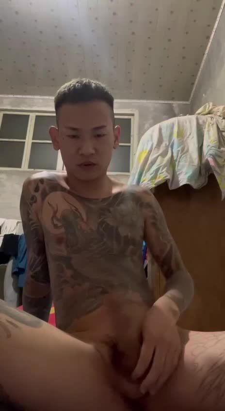 满身都是纹身的东北精神小伙男同志淫荡自慰疯狂撸鸡巴贱态爆表男男视频