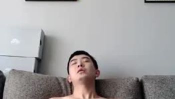 骚气体育生男同志在居家欲火身上大鸡巴自慰撸屌取精视频