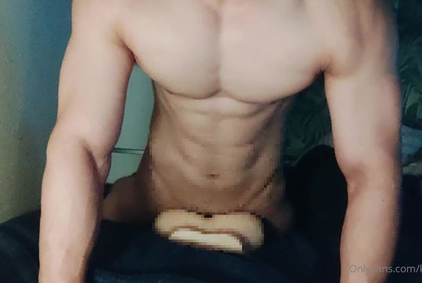 超帅胸肌男上翘粗屌狂操倒模泄火GV视频