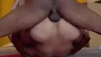 寸头骚狗gay被黑人基友大黑肉棒疯狂抽插嘴巴和骚屁眼疯狂爆菊无套内射视频