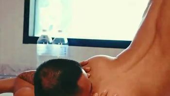 纹身痞子男同志与基友在火车包间里甜蜜做爱疯狂爆菊淫靡风情男男视频