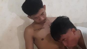 精神小伙男同性恋被好兄弟疯狂舔舐大鸡巴深喉吃大屌口爆吞精视频