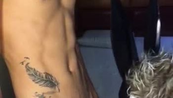 刺猬头纹身痞子男同志与兄弟激情性爱被大肉棒疯狂抽插骚菊穴视频