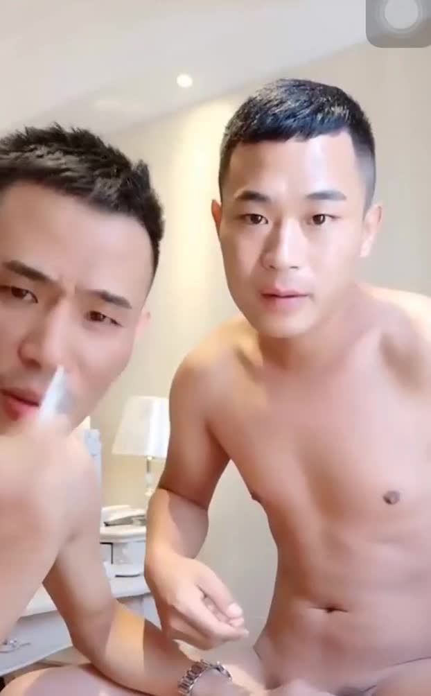 小胡子痞子男同性恋与兄弟激情性爱大肉棒疯狂抽肛骚气尽显视频