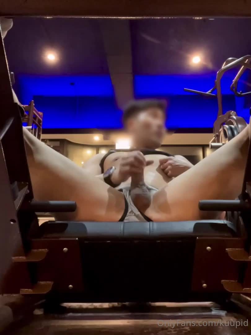 肌肉男男同性恋坐在健身器材上骚浪自慰疯狂撸鸡巴骚气爆棚视频