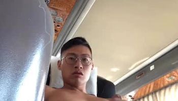 戴眼镜贱狗gay在公交车上自拍淫荡自慰疯狂打飞机贱态毕露视频